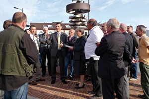  » Inauguration ceremony. In the middle of the picture (f.l.t.r.): artist Elio Garis, Massimo Herrnhut (head of the morando finance department) and Claudio Restagno (head of the morando purchasing department) 