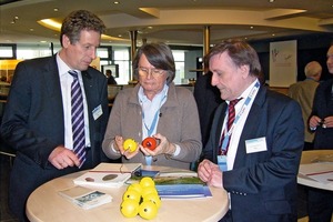  »2 Hermann Berentelg diskutiert mit Christa Thoben, Ministerin für Wirtschaft, Mittelstand und Energie des Landes NRW, und Kunibert Gerij, Geschäftsführender Gesellschafter der Baustoffwerke Hüning GmbH und Vorsitzender des Fachverbandes Ziegelindustrie Nordwest e.V. ( v.l.n.r.) 