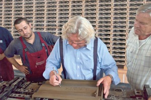  »2 Chairman of Tondach Gleinstätten AG, Gewerke Direktor KR Franz Olbrich, when signing the first roof tile 