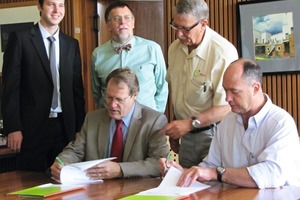  »2 Clay Brick Life Cycle Assessment Officially signed and sealed (front right-left): Nico Mienie, and Professor Karel Bakker with (back right-left) At Coetzee, Professor Piet Vosloo and Gregory Rice 
