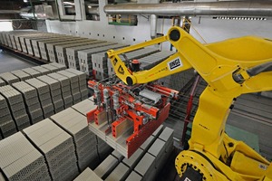  »2 The clay blocks are set precisely on the tunnel kiln car with the new and gentle-handling grippers 