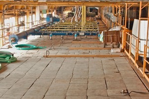  »11 View against direction of travel of the bricks. In the background the HT micropulsating burners, in the foreground the injection burners connected to the recirculation system 