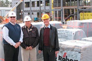  » Röben-Geschäftsführer Wilhelm Röben (rechts) überzeugte sich in Durham vom Fortschritt der Arbeiten. Scott D. Mollenkopf, Präsident von Triangle Brick (links), und Ricky Merritt, Direktor von TBC, führten ihn über die Baustelle 