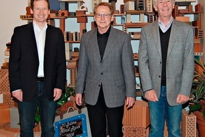 »3 Markus Rank, Geschäftsführer Horst Rank und Harald Berger, Technische Keramik und Export, vor einer Auswahl verschiedenster Ziegelreferenzen 