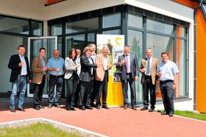  » Founding photo of Initiative Sonnenhaus Österreich at their Sonnenhaus 