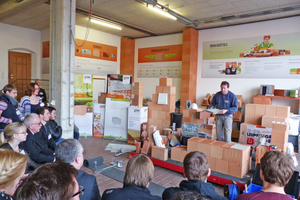  »5 In a practical demonstration, the students were given a useful insight into how quickly masonry can be built today with modern high-precision clay blocks 