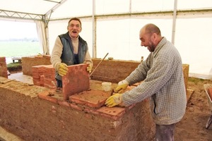  &gt;&gt; Aufbau des Römerofens im Ziegeleimuseum Lage 