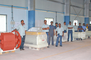  »2 The Indian Verdes team in front of a selection of manufactured machines 