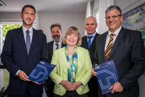  &gt;&gt;Unterzeichneten den Vertrag am 16. Juli 2015: Timo Feuerbach (Geschäftsführer der FVB), Dr. Undine Krätzig (Amtliche Kanzlerin der TU Dresden), Prof. Jürgen Weber (Direktor Institut Fluidtechnik der TU Dresden), Prof. Ralf Stelzer (Dekan der Fakultät Maschinenwesen der TU Dresden), Joachim Schmid (Geschäftsführer VDMA Bau- und Baustoffmaschinen) 