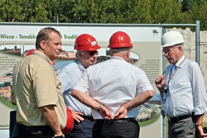  »2 Geschäftsführer Günther Schmidt erläutert einigen Teilnehmern die Grube am Hasenberg 