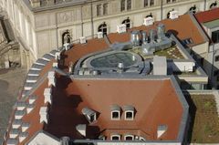  &gt;&gt; Baroque mansard roofscape, modern green roofs, air-conditioning systems and the glassed-in courtyard of the QF Hotel - seemingly antithetic roof elements that add up to a surprisingly harmonious overall roofscape  
