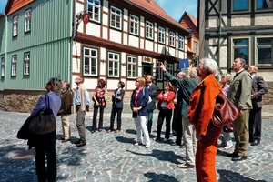  »2 Wernigerode mit seinen sorgfältig restaurierten Häusern, viele davon mit neuen Ziegeldächern, wurde auf einem Stadtrundgang entdeckt  