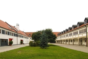  &gt;&gt; Der südliche Gebäudetrakt des Jugendwerks Birkeneck in Hallbergmoos ist aus Unipor-Mauerziegeln erbaut und fügt sich harmonisch in die denkmalgeschützte Hofanlage ein. 
