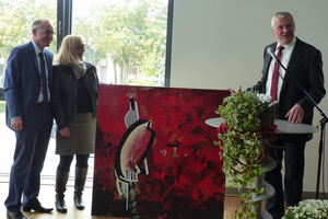  »3 Building planner Karl-Heinz-Herrmann presents Christa and Klaus Schülein with artwork for design of the new offices (right to left) 