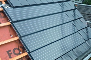  »1 Architecture award-winning terraced home “Schnitz” in Stuttgart: The “Solesia“ photovoltaic module is practically invisibly embedded in the black-glazed „Domino-Finesse” roof. The grid spacing is just right too: Installing these photovoltaic panels was no more complicated than placing the clay roof tiles 