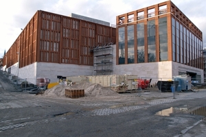  &gt;&gt; On the right, access to the Tegut Market, on the left the multi-storey car park 