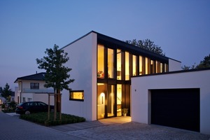  &gt;&gt; Das Wohnhaus Helbich besticht durch den Wechsel von geschlossenen und offenen Fassaden und konnte so den ersten Preis beim bundesweit aus-geschriebenen 8. Unipor-Architekturpreis gewinnen.
 