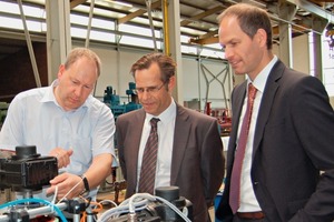  » Michael Schmitz, Project Handling Manager, explaining a detail of a plant to Dr Jochen Nippel and Thorsten Bärtels, Area Sales Manager 