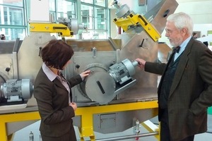  »9 Karl Hinrich Medau, Managing Partner at Ikema Service GmbH, Germany, explains the new self-cleaning centrifugal cabin for roofing tiles to Zi Editor Anett Fischer 