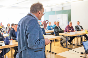  »1 Dr. Dieter Figge, Technischer Geschäftsführer des Ziegel-Zentrum NordWest e.V., führte durch die ausgebuchte Pilotveranstaltung 