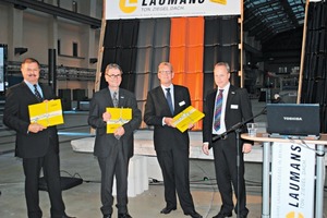  <span class="bildunterschrift_hervorgehoben">»</span> Gerald Laumans, Geschäftsführender Gesellschafter der Gebr. Laumans GmbH &amp; Co. KG (rechts), bedankt sich bei den Referenten<br /> 