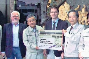  » Jörn Böke hands over the donation cheque to representatives of the Japanese company Takasako 