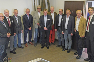  »2 Der neu gewählte Vorstand mit den neuen Fachausschussmitgliedern sowie dem Geschäftsführer Frank Pohle (rechts) 