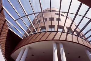  &gt;&gt; Aufblick zum Nordturm aus der glasüberdeckten Pausenhalle heraus. 