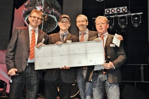  »5 At the 20-year anniversary, as a special honour, the company’s first customer, Karl-Heinz Thele from Klinkerriemchenwerk Feldhaus (second on left), presented the original drawing of the first VHV belt conveyor, which is still working trouble-free today 
