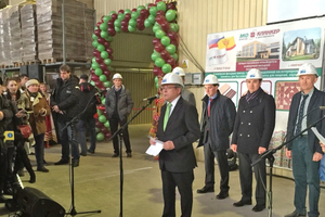  »1 Beralmar’s Managing Director Ramon Sarió offers his congratulations at the inauguration of the new plant 