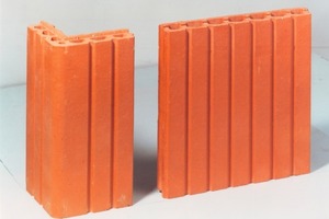  »5 Façade clay bricks in natural red brick colour, cut to length by calibration. With the calibration a joint obstruction of the horizontal bed joints is achieved, while the vertical joint obstructions are already formed in shaping by a tongue and groove construction 
