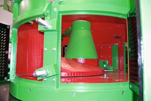  »2 In the new circular screen feeder, the striking arm is protected with special, exchangeable plates 