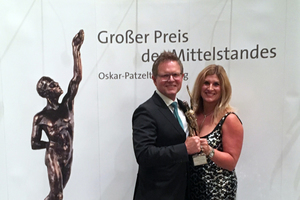  » Juwö-Geschäftsführer Stefan Jungk und seine Frau Yvonne freuen sich, die Preisträger-Statue im Namen aller Juwö-Mitarbeiter entgegennehmen zu dürfen 