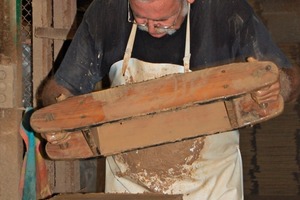  &gt;&gt;13 The wooden mould is removed 