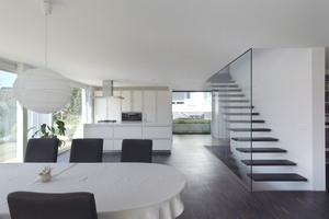  &gt;&gt; Tageslichtdurchflutetes Erdgeschoss: Treppe, Essraum und Küche binden sich harmonisch in den Wohnraum ein. 