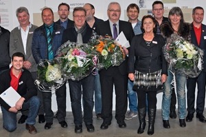  »2 Group photo of the Lingl employees celebrating a jubilee with Claudia Lutzenberger (left) and Harald Gruber (second from right) 