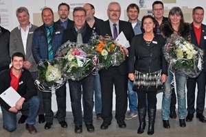  »2 Gruppenfoto der Lingl-Jubilare mit Claudia Lutzenberger (links) und Harald Gruber (2.v.r.) 