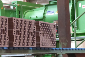  »7 Dried bricks are transferred to the setting equipment, in the background the double-shaft screen mixer 