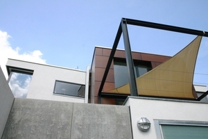  &gt;&gt; Seine Individualität erhält das Architektenhaus in Plettenberg unter anderem durch eine leichte Verdrehung der nördlichen und westlichen Gebäudeteile, die sich ganz der Grundstückslage anpassen.  