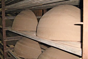  »13 Thatched-roof ridge-end tiles in the large-volume dryer 