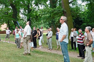  »1 Die Teilnehmer verfolgten die Ausführungen zu den romanischen Backsteinkirchen auf der Exkursion mit großem Interesse 