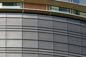  »5 Exklusiv auf Architektenwunsch produzierte Keramikfassade mit anthrazit-metallic glasierten ArGeTon-Platten 