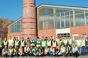  »1 The group gathered in front of the Creaton plant in Wertingen 