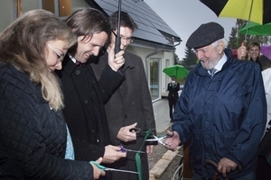  » Prof. Dr Ernst Ulrich von Weizsäcker, the building owners Stephan Riedel and Timo Leukefeld along with Veronika Bellmann, German MP, at the official handover of the keys to the houses (from right to left) 