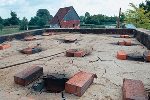  »5 View of the kiln roof with some open flue gas holes 