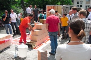  &gt;&gt;1 Akademischer Mauerwerkstag: Vertreter der Ziegelindustrie präsentieren ihre Produkte und demonstrieren die Mauerwerksausführung.  