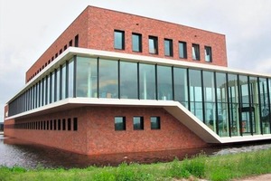  »7 For the office building “Union” in Oud-Beijerland, the “Redwood” type was used 