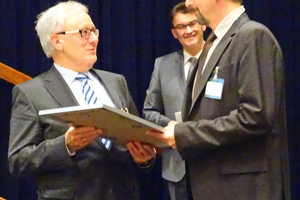  » Dr. Hans Georg Leuck (l.) überreicht dem ersten Preisträger Dr.-Ing. Ulf Schmidt die Urkunde 