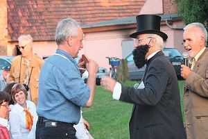  »4 Friedrich E. Hoffmann (Heinz Lachetta) überreicht Dr. Müller ein Präsent (im Hintergrund rechts: Dr. Lothar Schyia) 