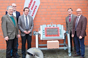  »1 Ulrich Breuer, Vanja Durakovic, Dietmar Heintel, Andreas Köhler and Gerhard Fischer (from left) with a Kampen-made die 